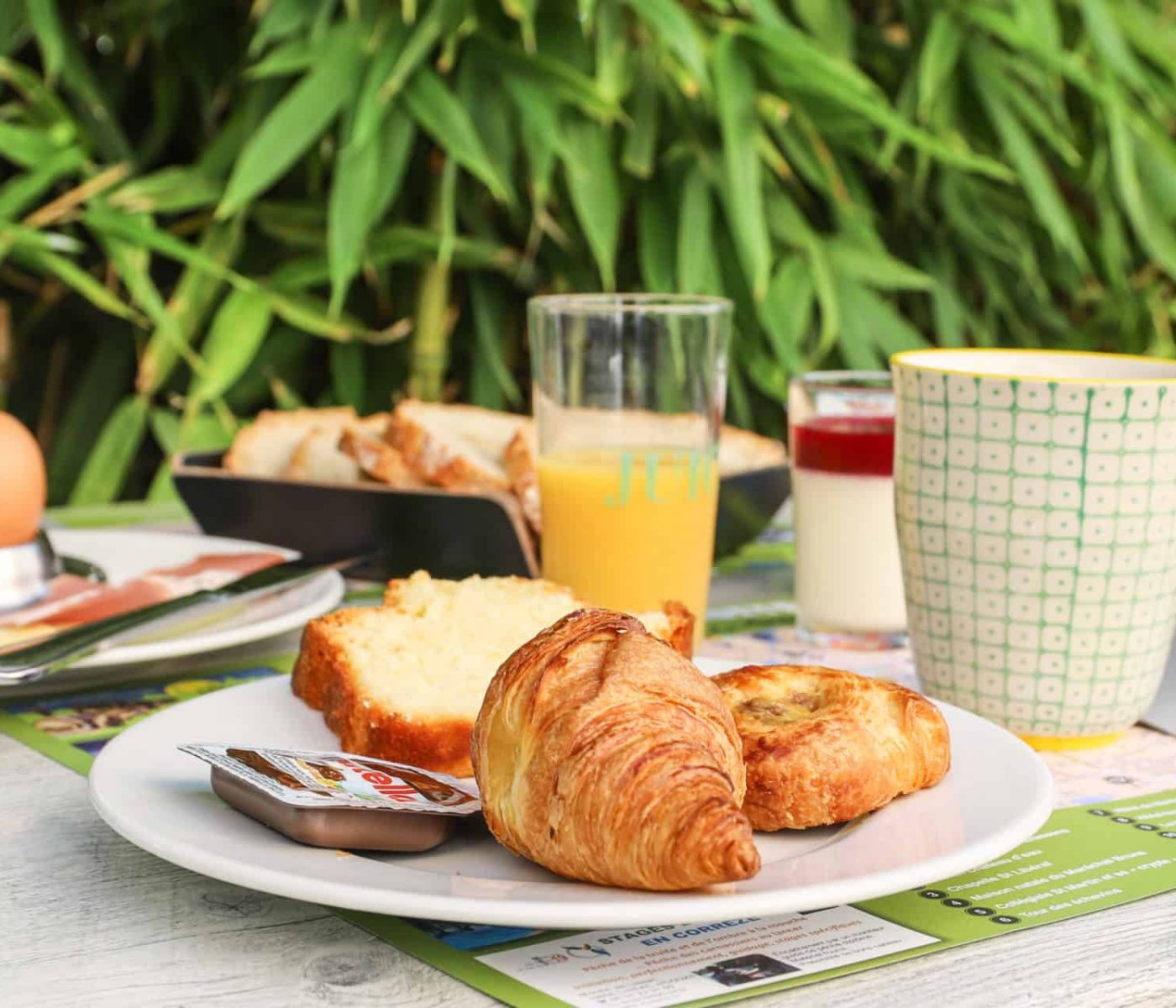 Dès l'apparition des beaux jours prenez votre petit-déjeuner en terrasse donnant sur le jardin public, vous êtes au calme dans la verdure tout en séjournant en plein centre-ville