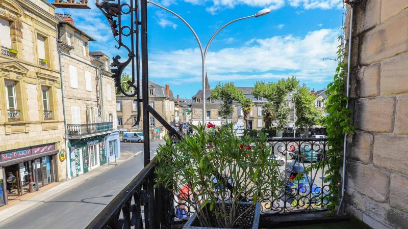 La terrasse de la chambre 5 offre une vue imprenable sur le centre-ville de Brive