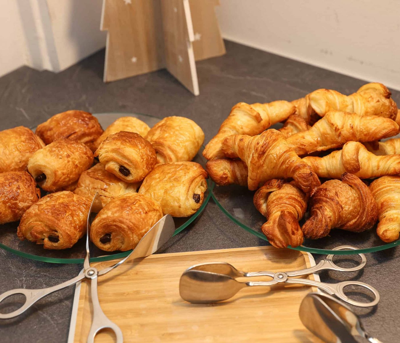 Notre boulanger nous livre tous les matins du pain frais et des viennoiseries croustillantes