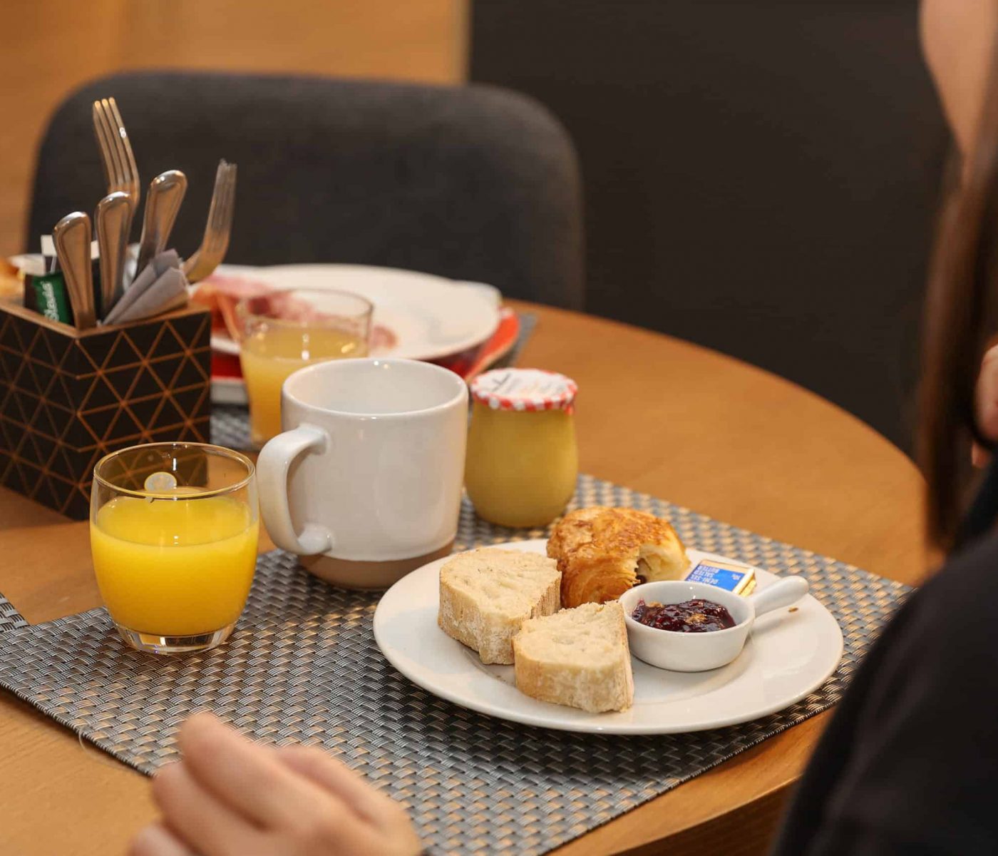 Les tables sont espacées pour petit-déjeuner en toute tranquilité