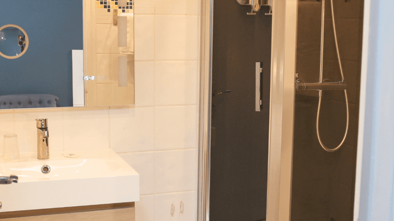 Douche salle de bain chambre 25 - Hotel la Reserve de Brive